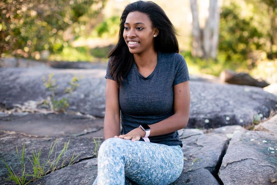 Woman wearing a dark blue shirt and light blue leggings