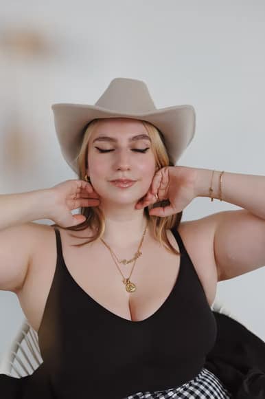 Woman wearing a hat and black top
