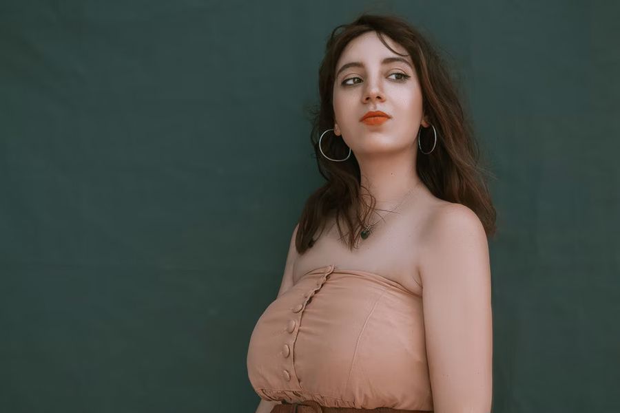 Woman wearing a brown strapless top